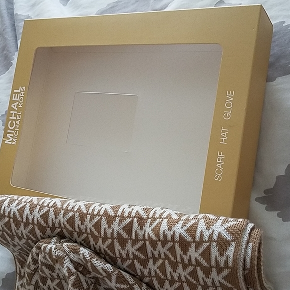 Michael Kors Scarf,  hat and gloves set - Picture 6 of 6